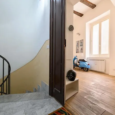 Vespa Apartment Neapel